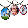 Plastický amulet s potiskem, se šnůrkou